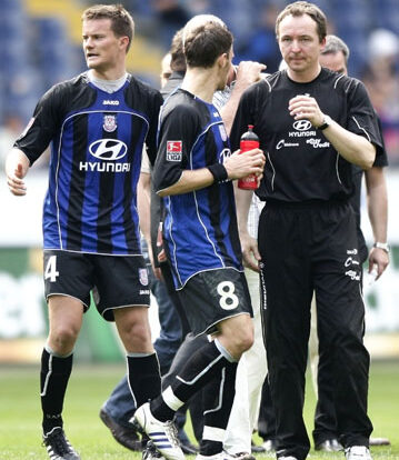 12.04.2009 / Fussball 2. BL / Zweite Bundesliga /
verletzter -8- Sead Mehic / Dr. Wolfgang Raussen (Vereinsarzt)  FSV FRANKFURT .
Copyright/Foto:Joachim Storch / Bad Homburg - 
FON 0172-6600557 - www.foto-storch.de
