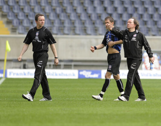 12.04.2009 / Fussball 2. BL / Zweite Bundesliga /
verletzter -8- Sead Mehic / Dr. Wolfgang Raussen (Vereinsarzt, links) / Wolfgang Uschek (Physiotherapeut)  FSV FRANKFURT .
Copyright/Foto:Joachim Storch / Bad Homburg - 
FON 0172-6600557 - www.foto-storch.de