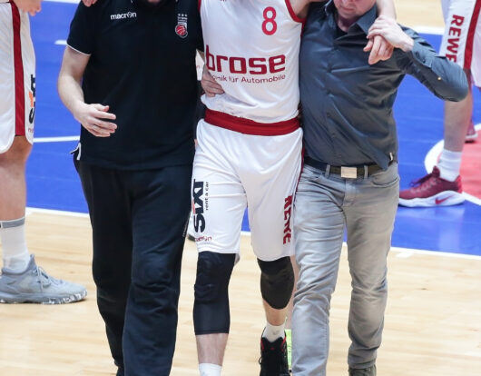 12.02.2017 / Basketball BBL / 
Wird verletz vom Spielfeld geführt: -8- Lucca Staiger / BROSE BASKETS BAMBERG  (weiss) / RECHTS: Dr. Wolfgang Raussen (Teamarzt) /  FRAPORT SKYLINERS
Copyright/Foto: Joachim Storch 
FON 0172-6600557 - www.foto-storch.de