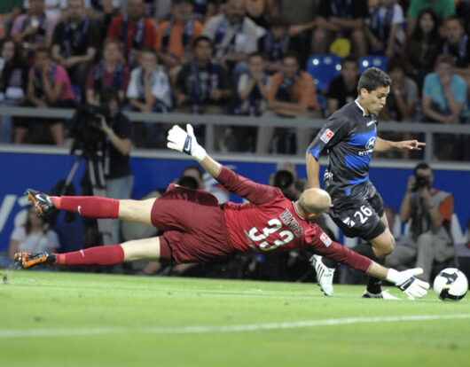 23.07.2009 / Fussball / Eröffnung des F r a n k f u r t e r  V o l k s b a n k  S t a d i o n s / S t a d i o n  a m  B o r n h e i m e r  H a n g / Eröffnungsspiel /
-26- Oualid Mokhtari FSV FRANKFURT (blau-schwarz)
-33- Christian Vander (Tor) WERDER BREMEN 
Copyright/Foto:Joachim Storch/Bad Homburg - 
FON 0172-6600557 - www.foto-storch.de