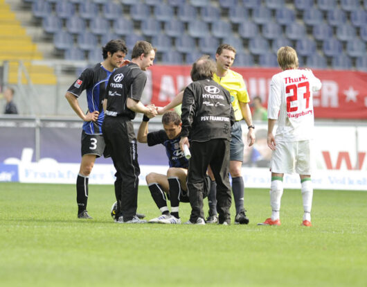12.04.2009 / Fussball 2. BL / Zweite Bundesliga /
verletzter -8- Sead Mehic / Dr. Wolfgang Raussen (Vereinsarzt)  FSV FRANKFURT .
Copyright/Foto:Joachim Storch / Bad Homburg - 
FON 0172-6600557 - www.foto-storch.de