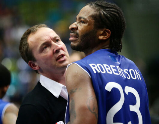 10.10.2012 / Basketball BBL / 
-23- Quantez Robertson / Dr. Wolfgang Raussen (Teamarzt)  FRAPORT SKYLINERS  
Copyright/Foto: Joachim Storch / Bad Homburg - 
FON 0172-6600557 - www.foto-storch.de