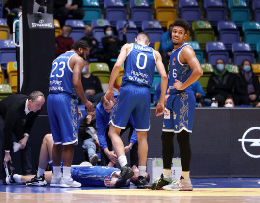 19.12.2021 / Basketball BBL / VON LINKS:
VERLETZT AM BODEN: -3- Matt Haarms /-20- Rasheed Moore / LINKS Dr. Wolfgang Raussen (Teamarzt) /  FRAPORT SKYLINERS